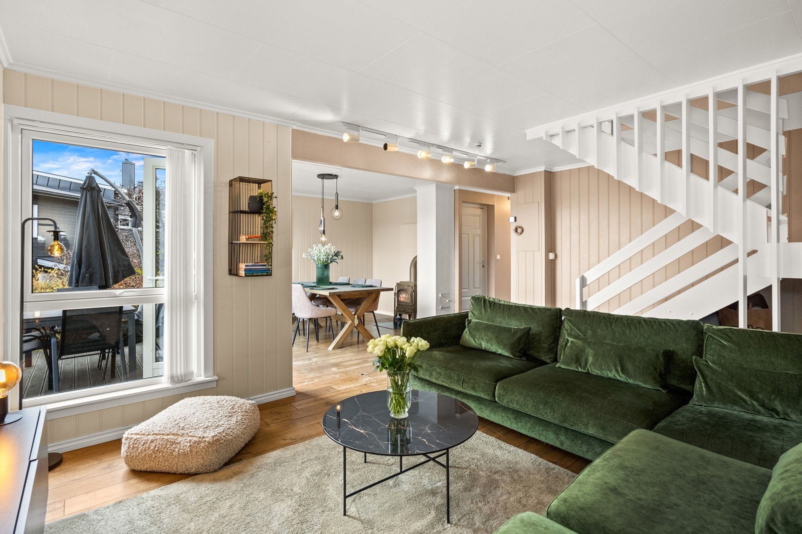 Fin flyt mellom spisestue og stue som har plass til hjørnesofa Galleribilde