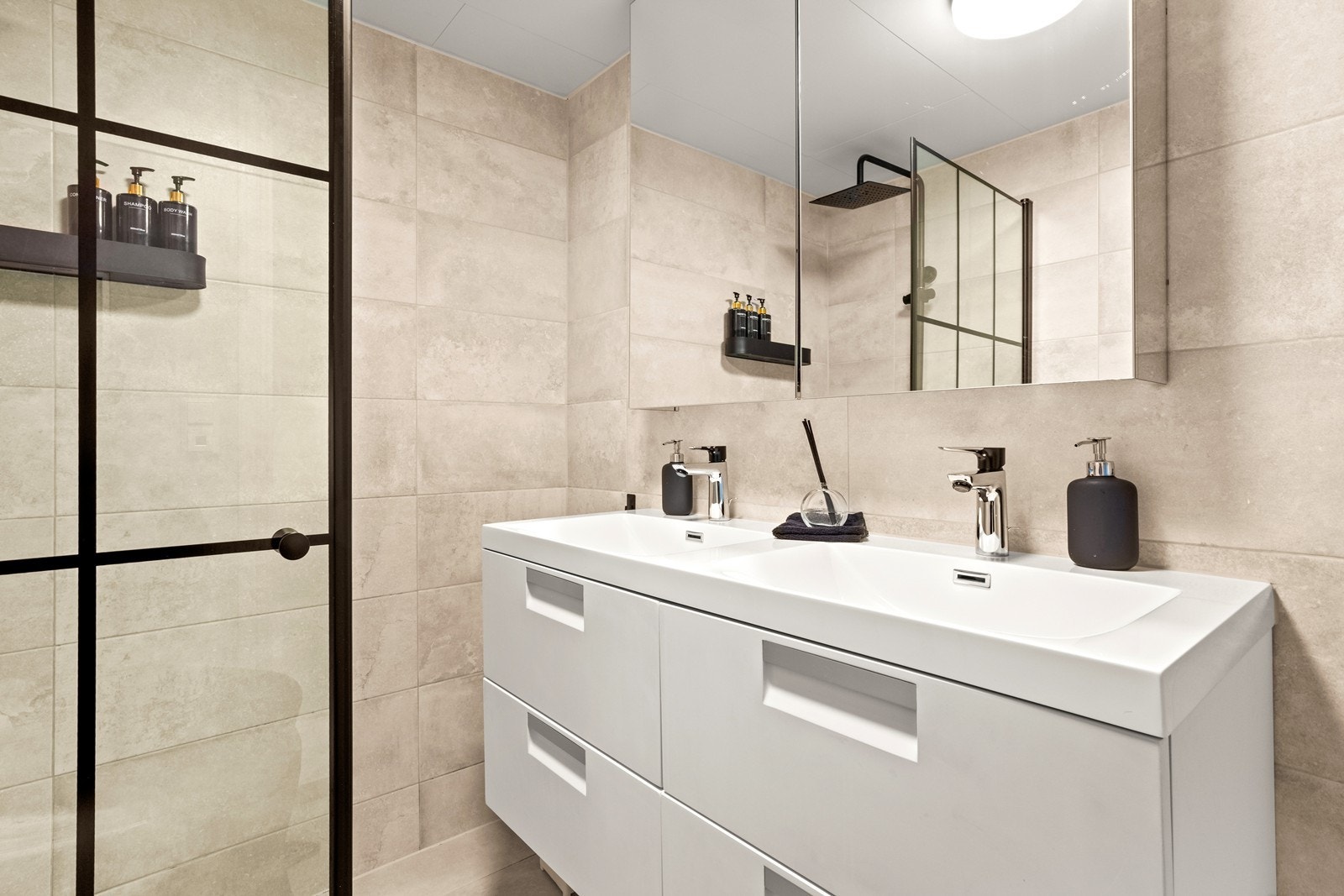 Her er det flislagt gulv med varme Galleribilde