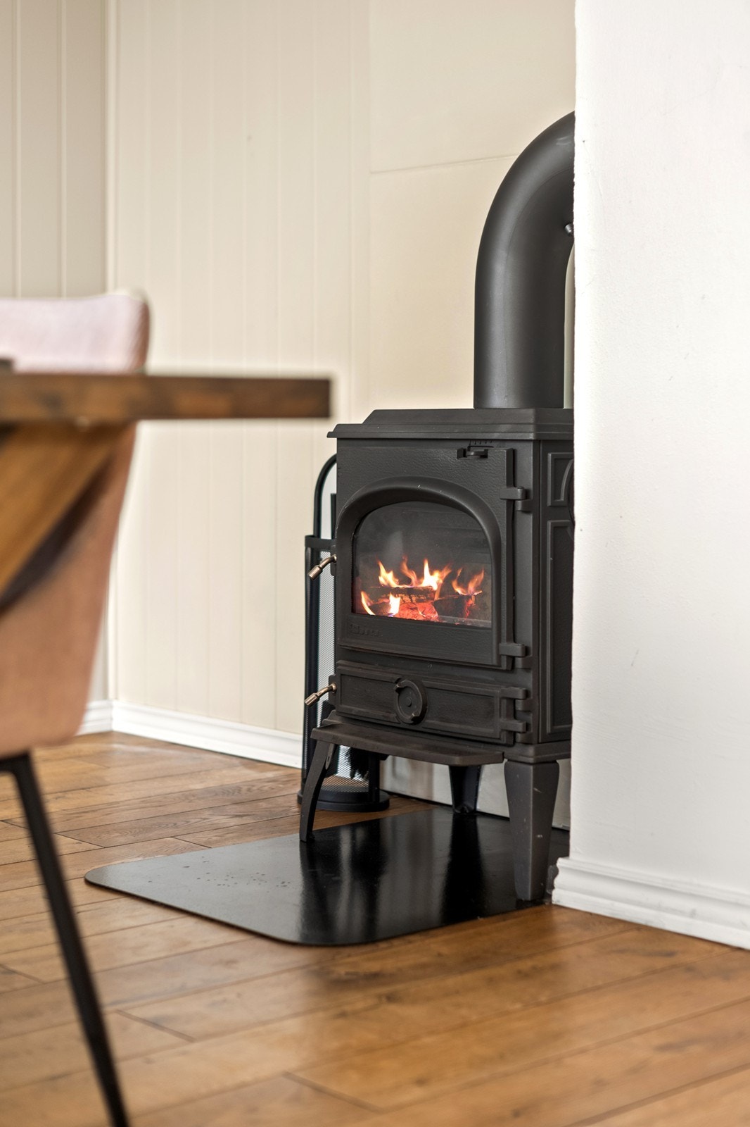 Det er peisovn ved spisestuen. Galleribilde