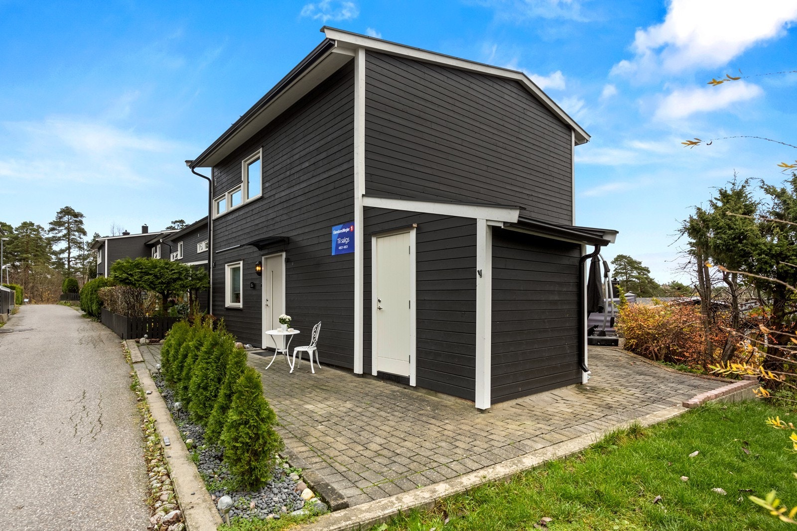 Enderekkehus over to etasjer i meget barnevennlig og rolig område på Øreåsen. Kort vei til barnehage, skoler og gangavstand til Rygge storsenter samt bussholdeplass i nærmiljøet til Moss. Galleribilde