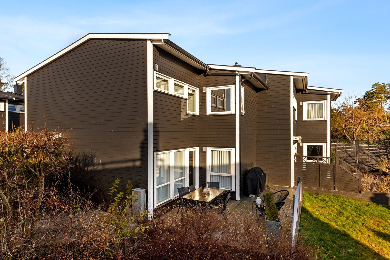 Det er pent opparbeidet terrasse på husets bakside. Galleribilde