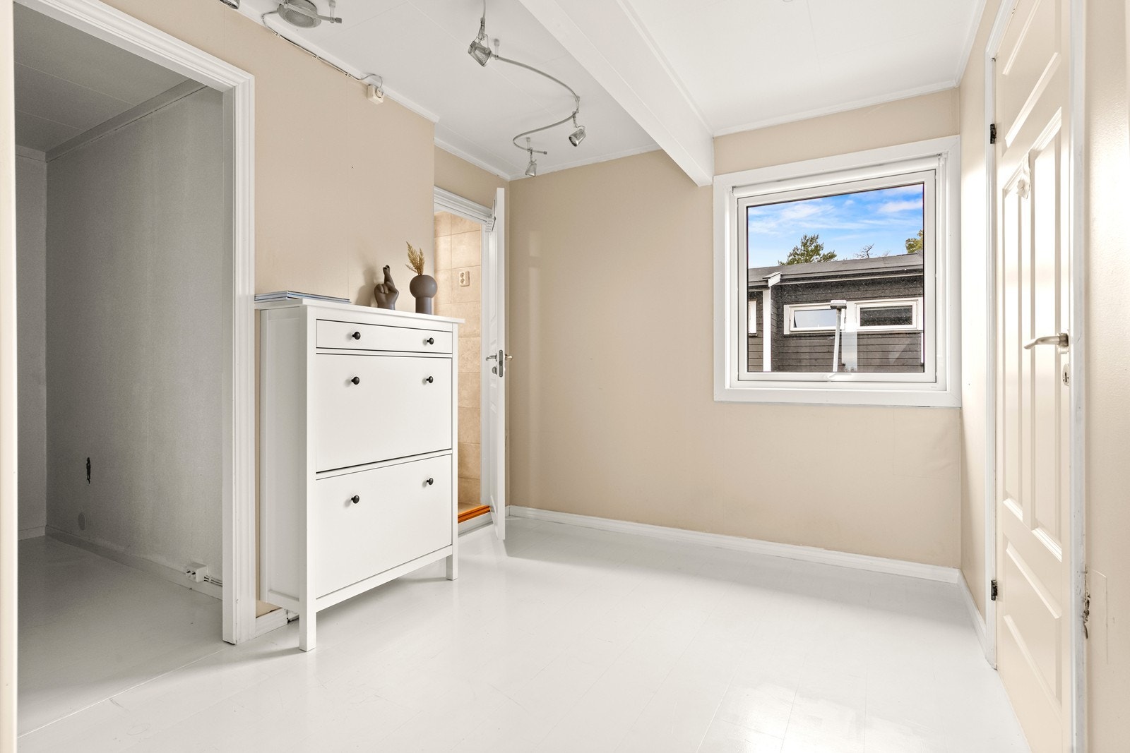 2. etasje har trapperom, 3 soverom, bod og bad Galleribilde