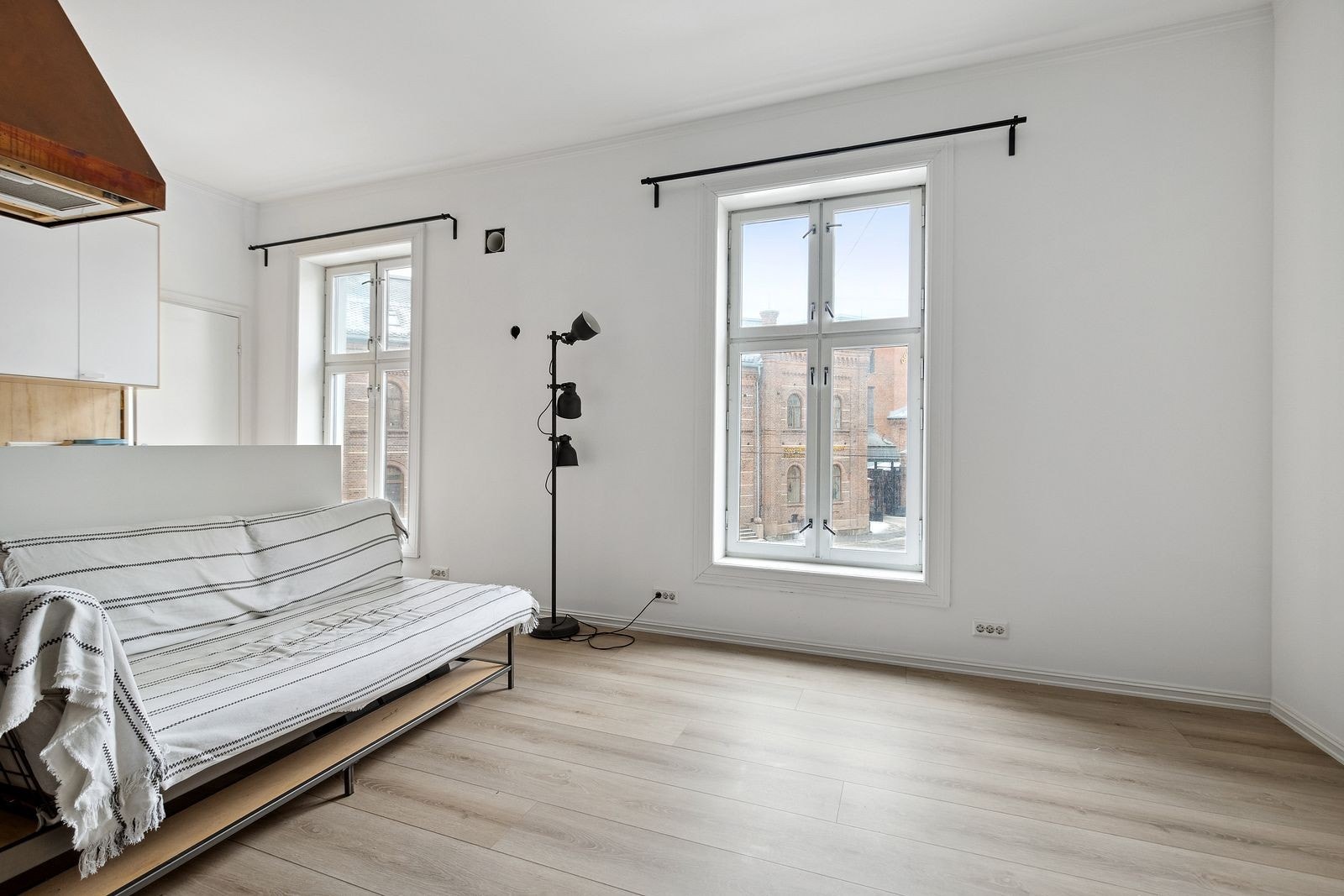 Lys og romslig stue. Høyt under taket! Galleribilde