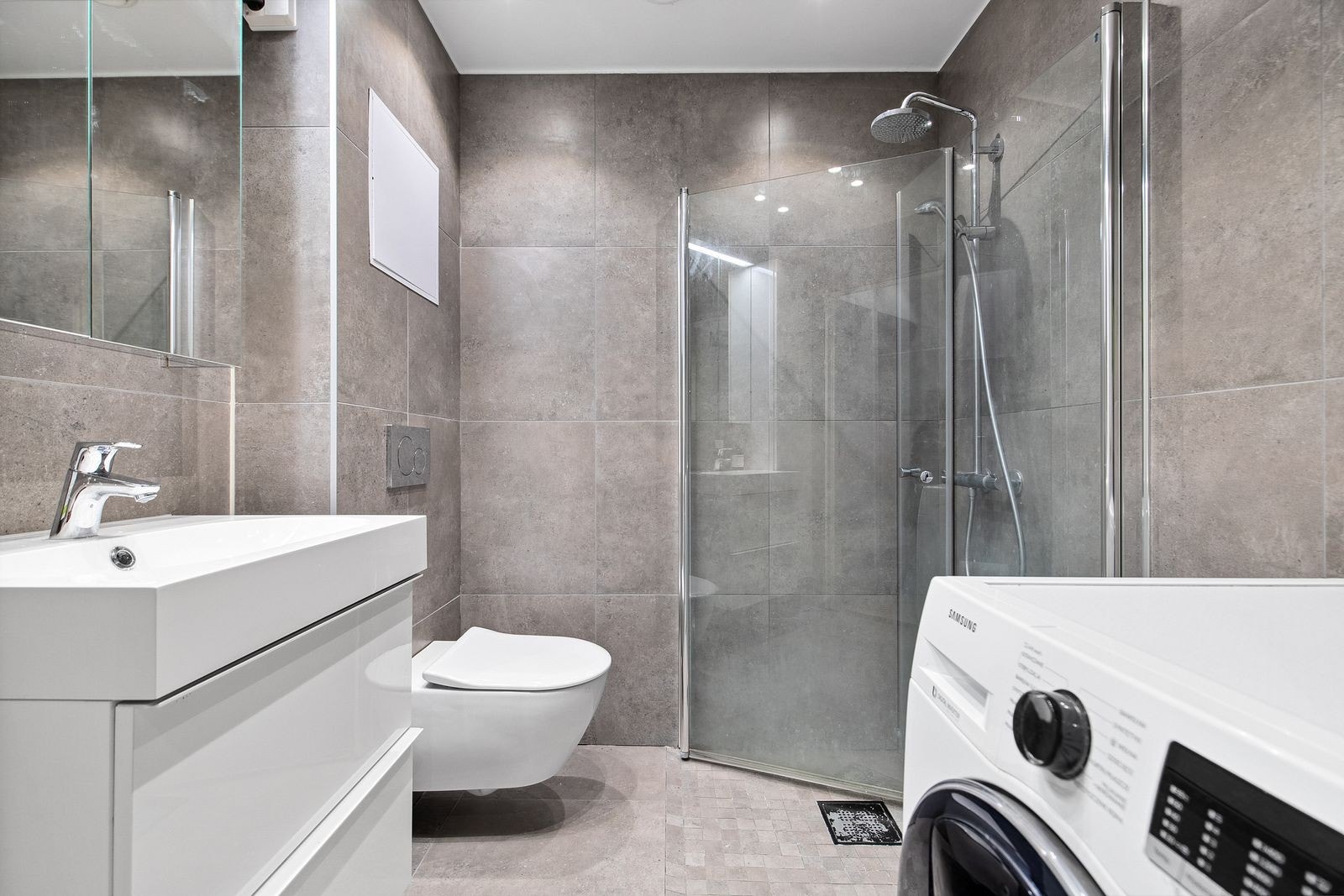 Moderne bad med hjørnedusj Galleribilde