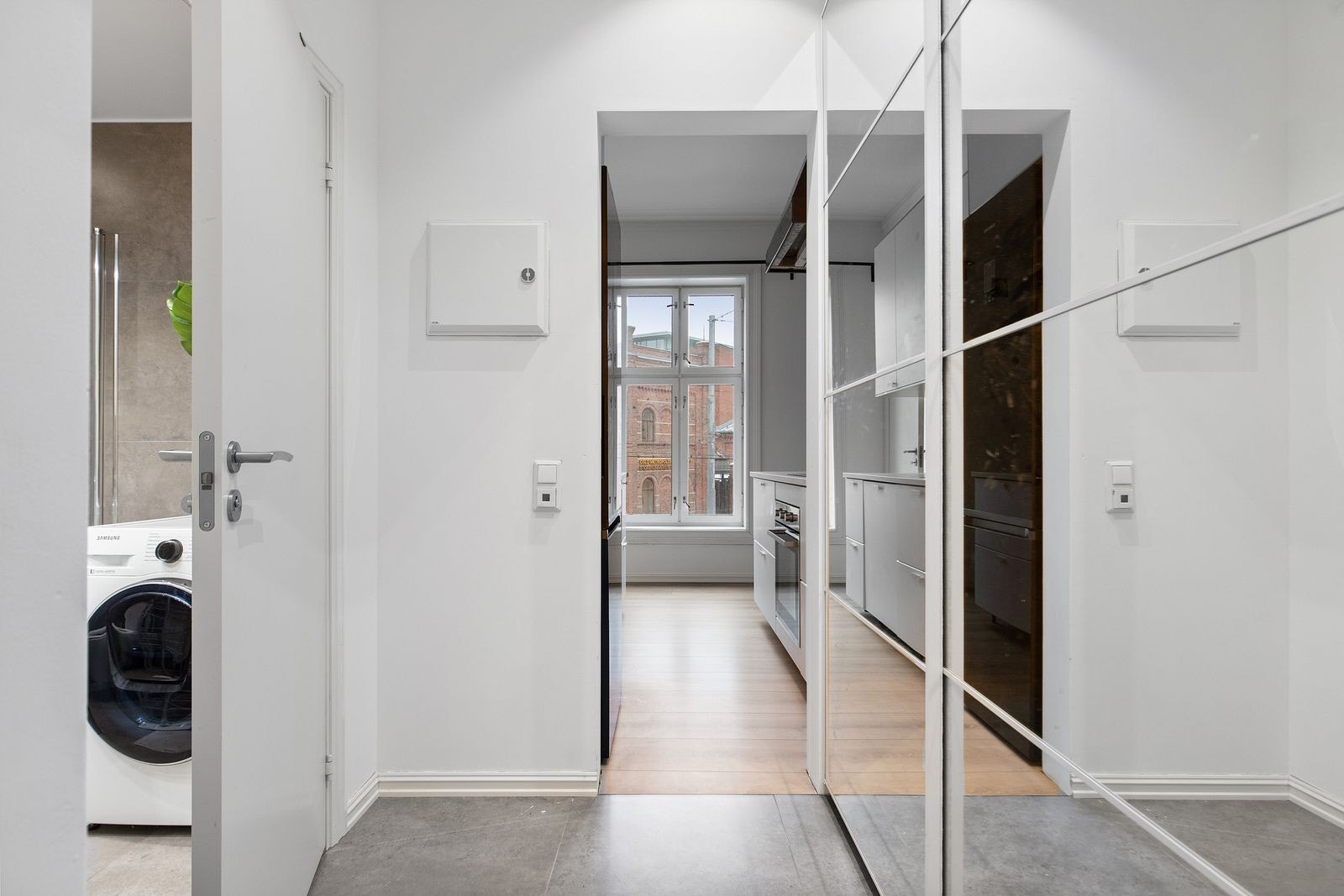 Entrè med garderobeskap Galleribilde