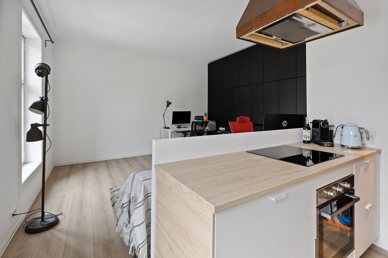 Åpen kjøkken-stue løsning, med mye skapplass (hele den svarte veggen) Galleribilde