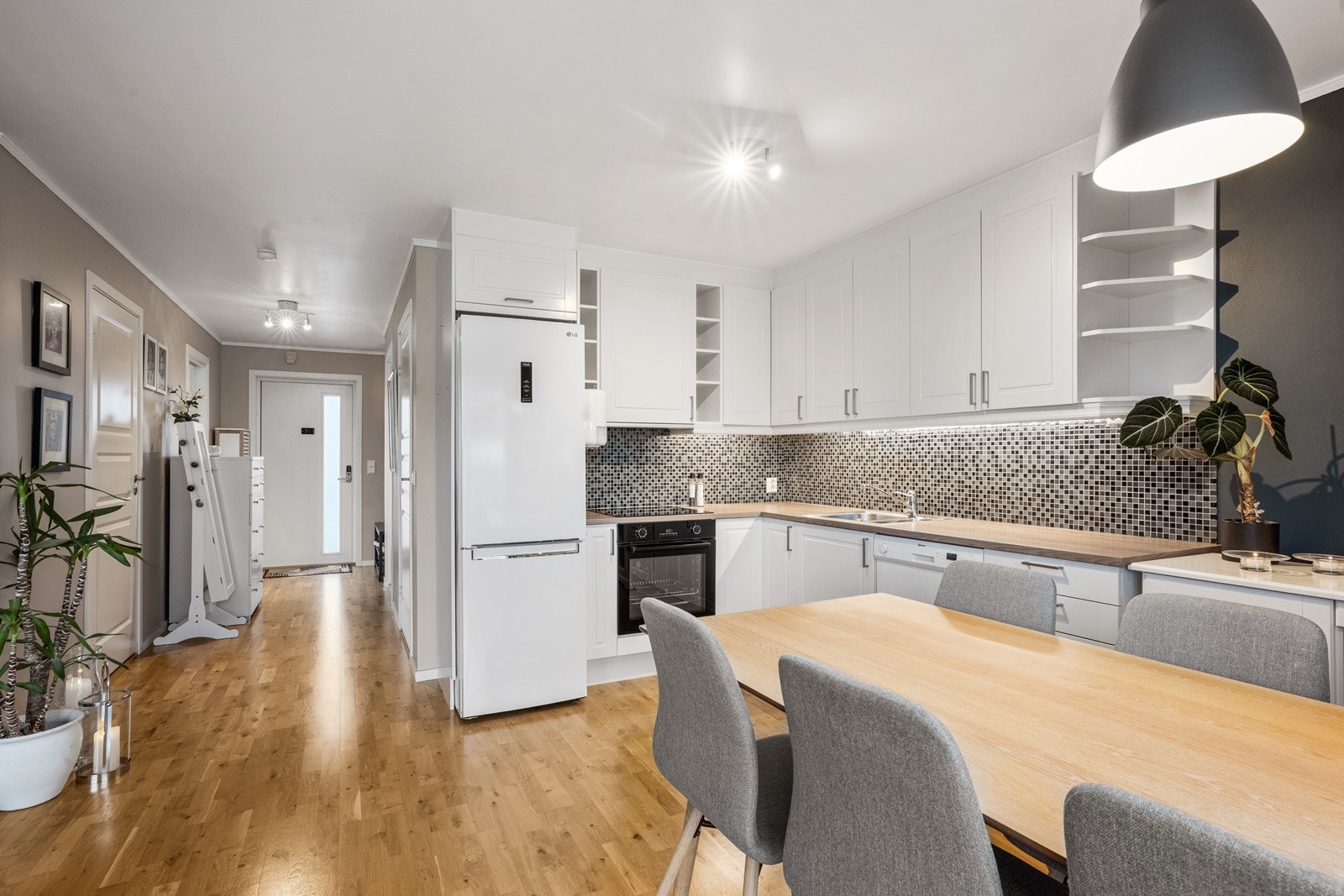 Pen hvit kjøkkeninnredning med profilerte fronter Galleribilde