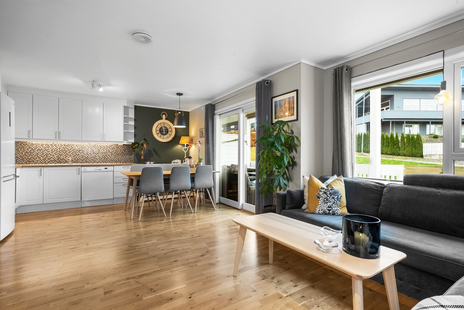 Fra stuen er det stor skyvedør ut til veranda Galleribilde