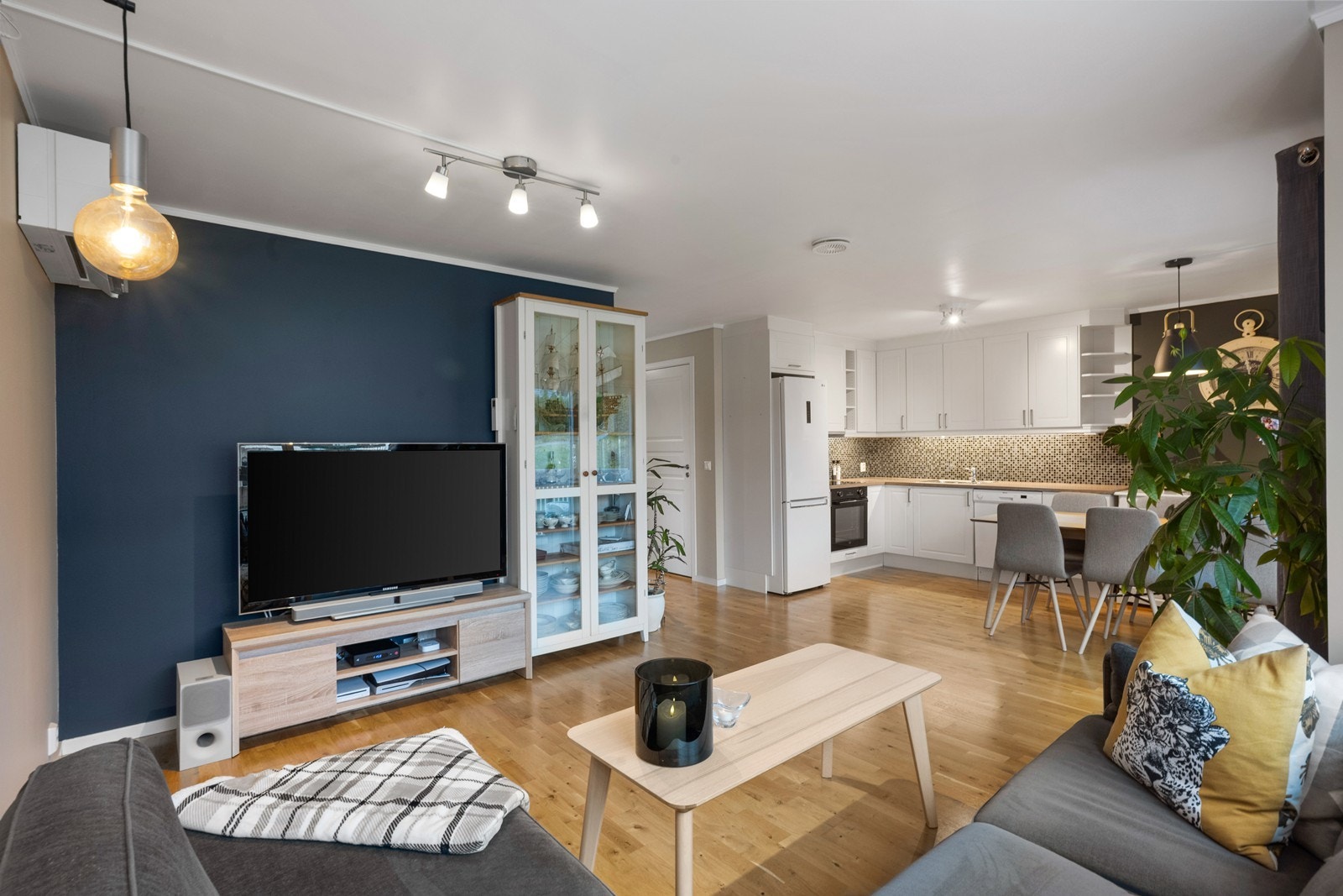 Lys og luftig løsning med åpen kjøkkenløsning Galleribilde