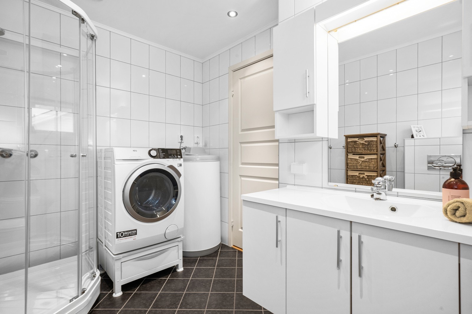 Badet er av bra størrelse, flislagt og gulvvarme Galleribilde