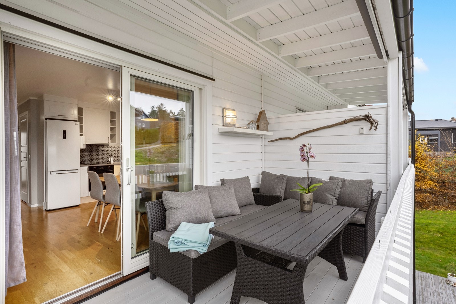 Veranda ligger syd/-vestvendt med gode solforhold fra morgen til kveld, utvendig screens for både sol og vindskydd Galleribilde