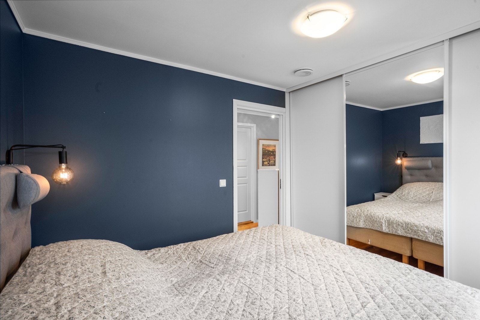 Hovedsoverom med skyvedørsgarderobe Galleribilde