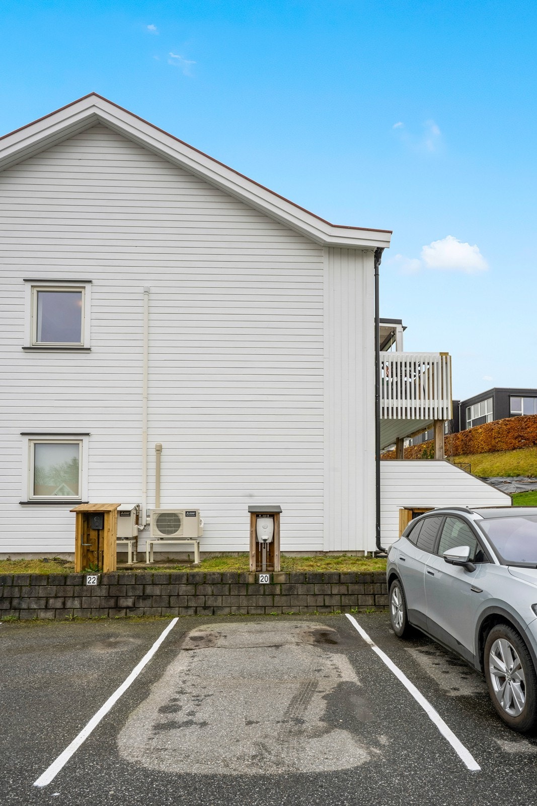 Egen parkering med el-bil lader rett ved leiligheten Galleribilde