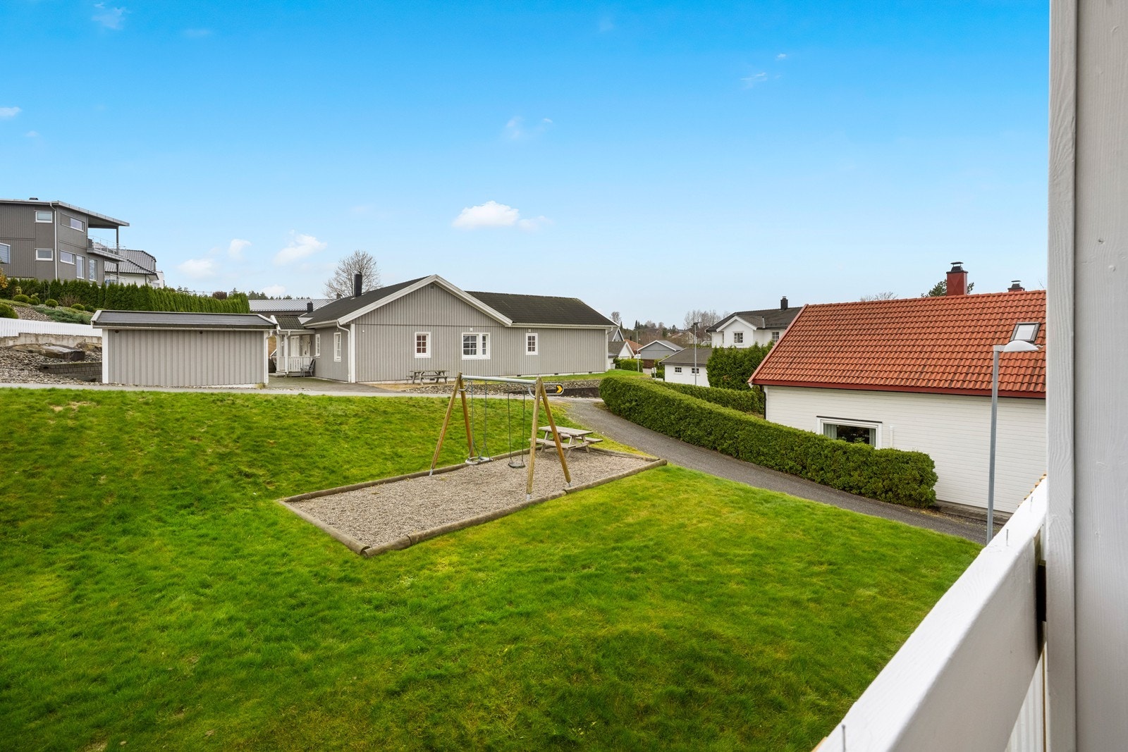 Hyggelige og pene uteområder med en liten lekeplass Galleribilde