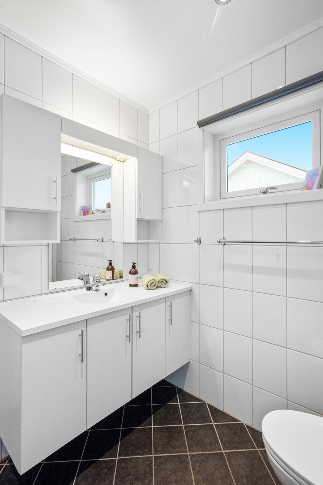 Hvit innredning som har godt med skapplass Galleribilde