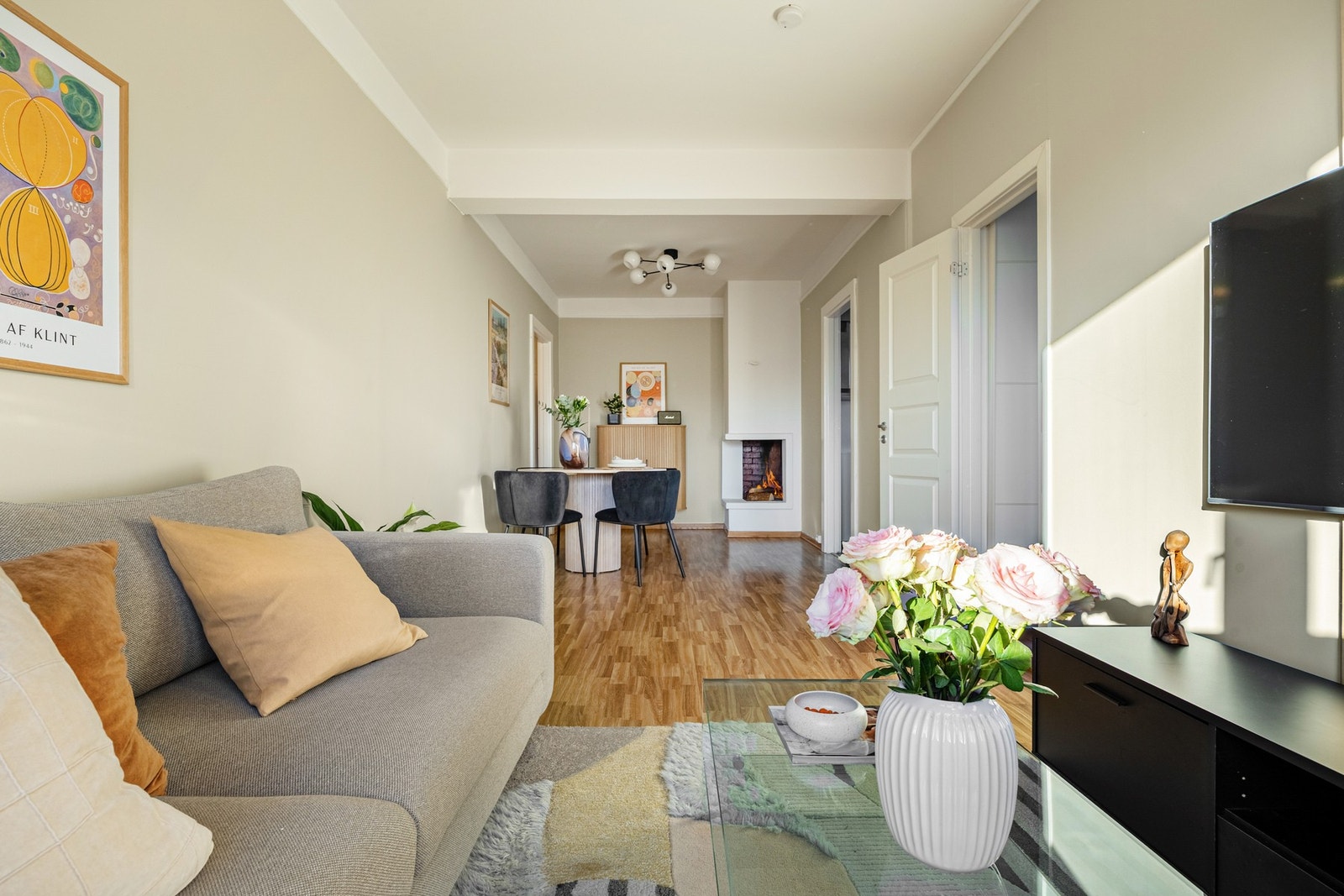 Stuens gode utforming gjør det enkelt å møblere etter eget ønske og dele opp rommet i ulike soner. Galleribilde