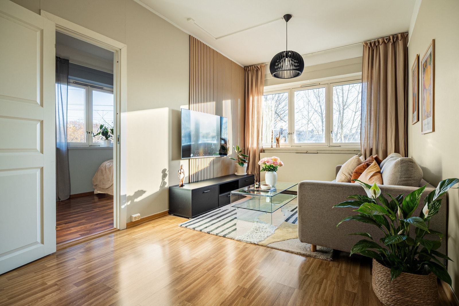 Lys og luftig stue med store vindusflater som slipper inn rikelig med dagslys. Galleribilde