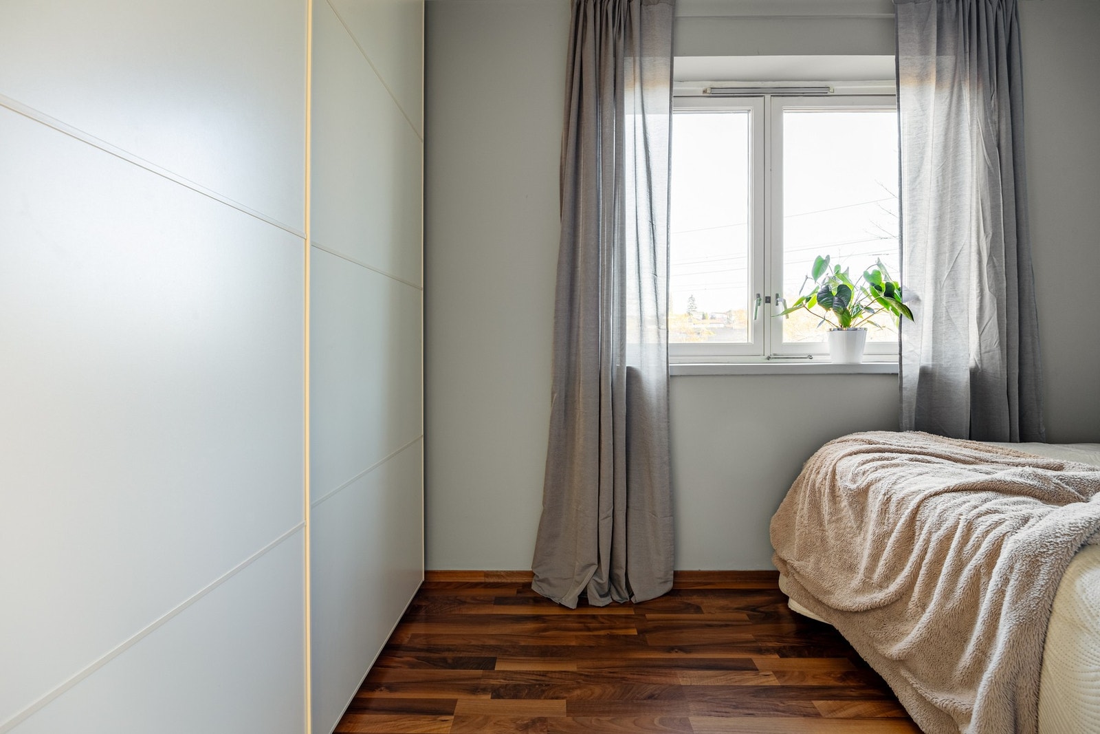 Det er massevis av oppbevaringsplass i garderobeskap. Galleribilde