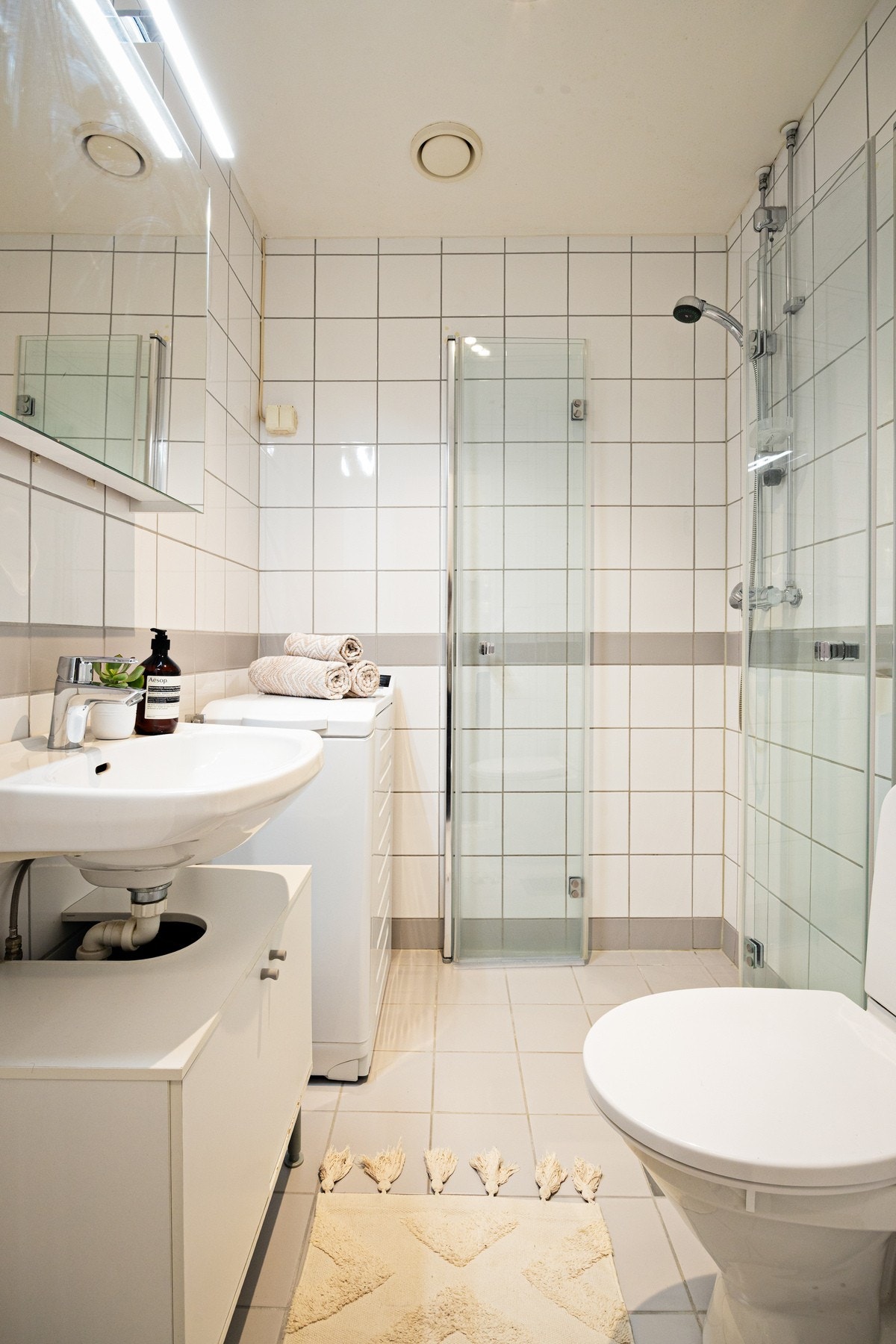 Pent, flislagt bad rehabilitert i regi av borettslaget i 2003. Galleribilde