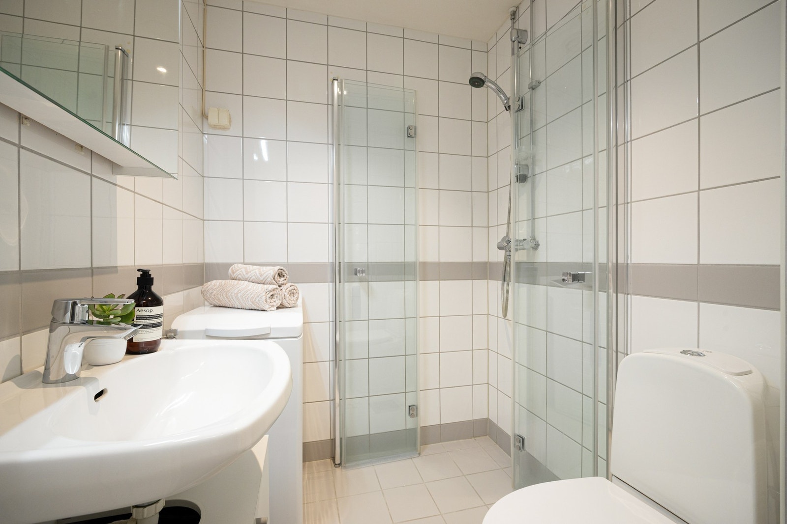 Badet har varmekabler i gulv og opplegg for vaskemaskin. Galleribilde