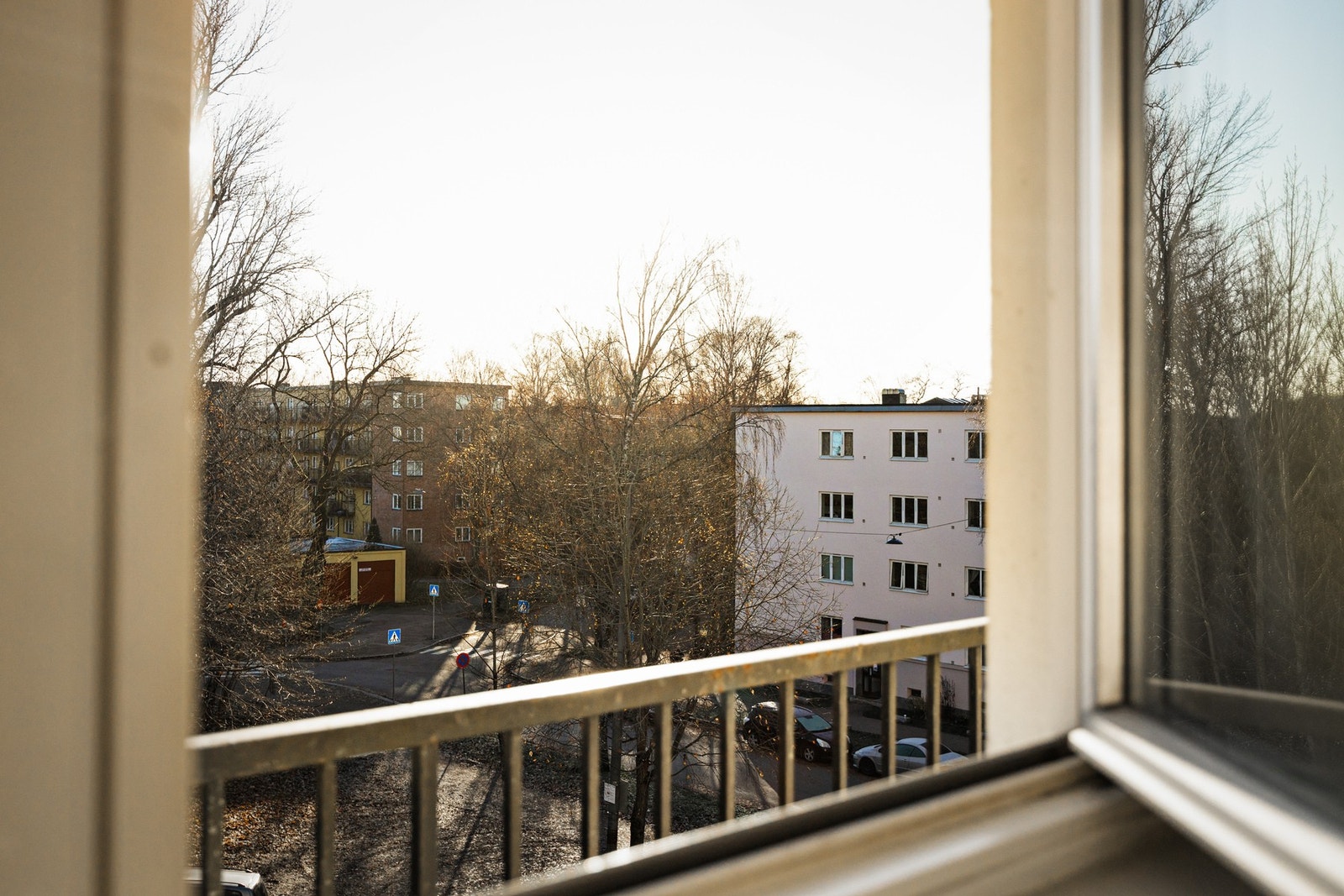 Boligen har en god intern beliggenhet i byggets 3. etasje, skjermet og uten innsyn. Utsikten er her fra stuevinduet. Det er også her balkongen vil bli. Galleribilde