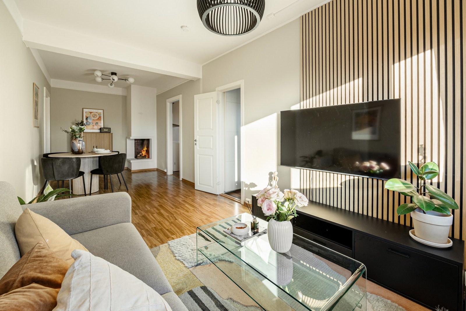 Spilevegg og moderne veggfarger gir et stilrent og behagelig uttrykk. Galleribilde