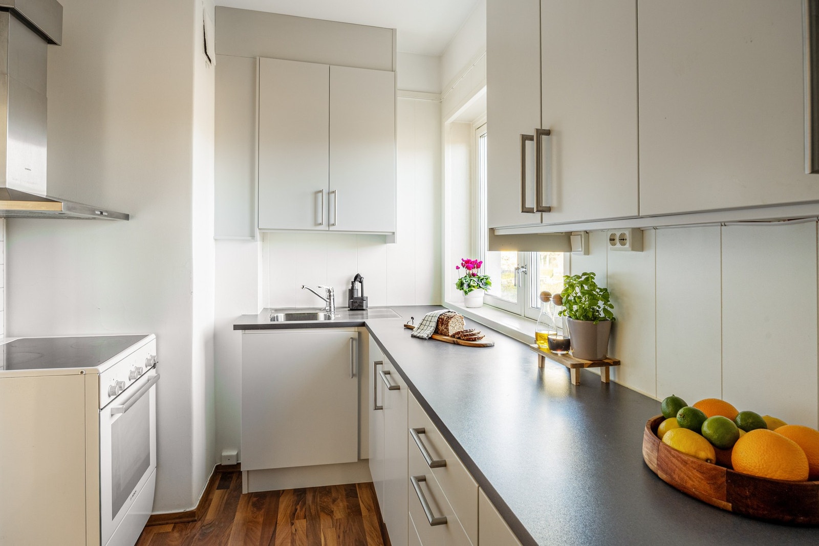 Kjøkkenet har en fin utforming som byr på god skap- og benkeplass. Galleribilde