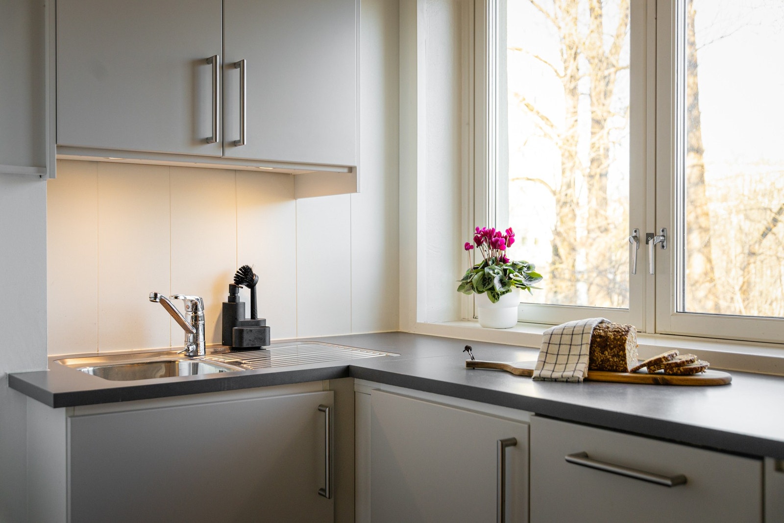 De store vindusflatene gir godt med naturlig lys til rommet. Galleribilde