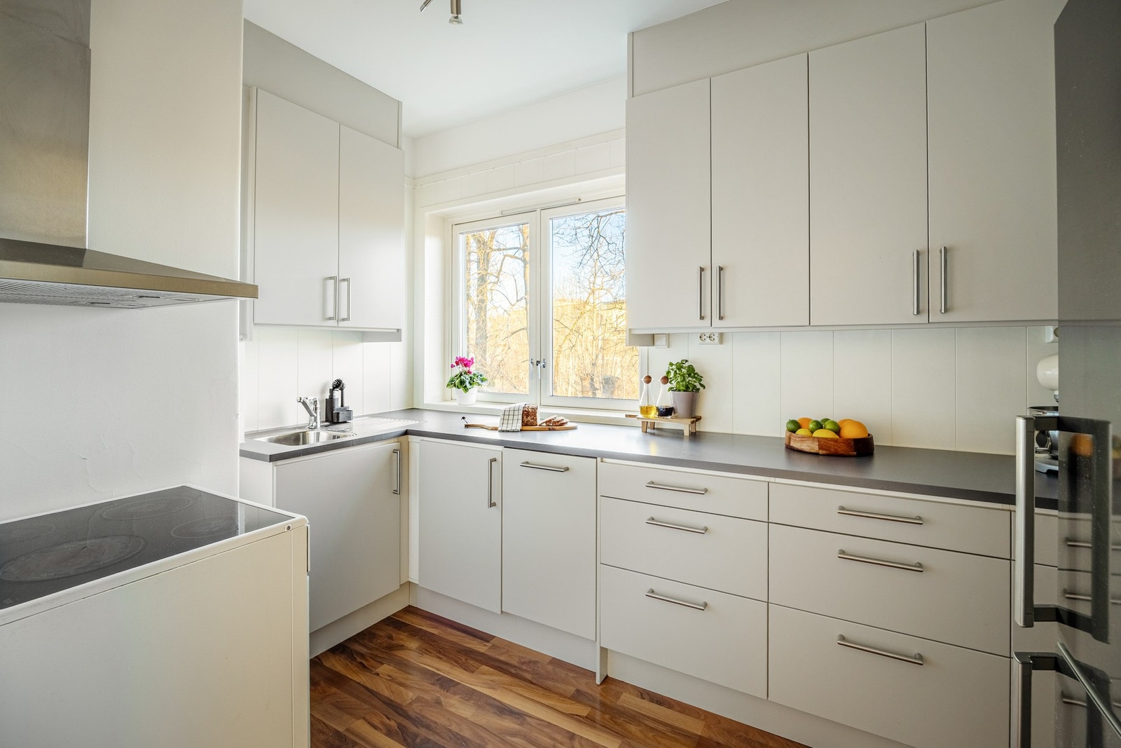 Kjøkkenet er praktisk plassert i eget rom, men med en åpen løsning som skaper god flyt mot stuen. Galleribilde