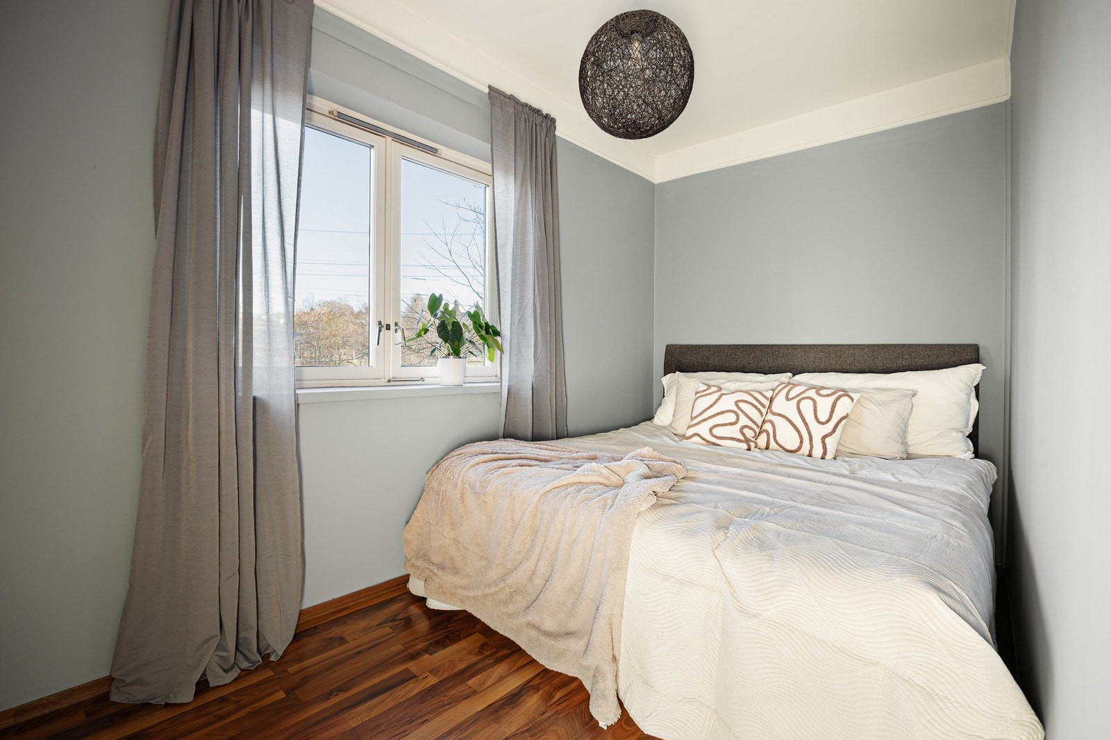 Lyst og romslig soverom som inviterer til hvile, et behagelig sted å trekke seg tilbake. Galleribilde