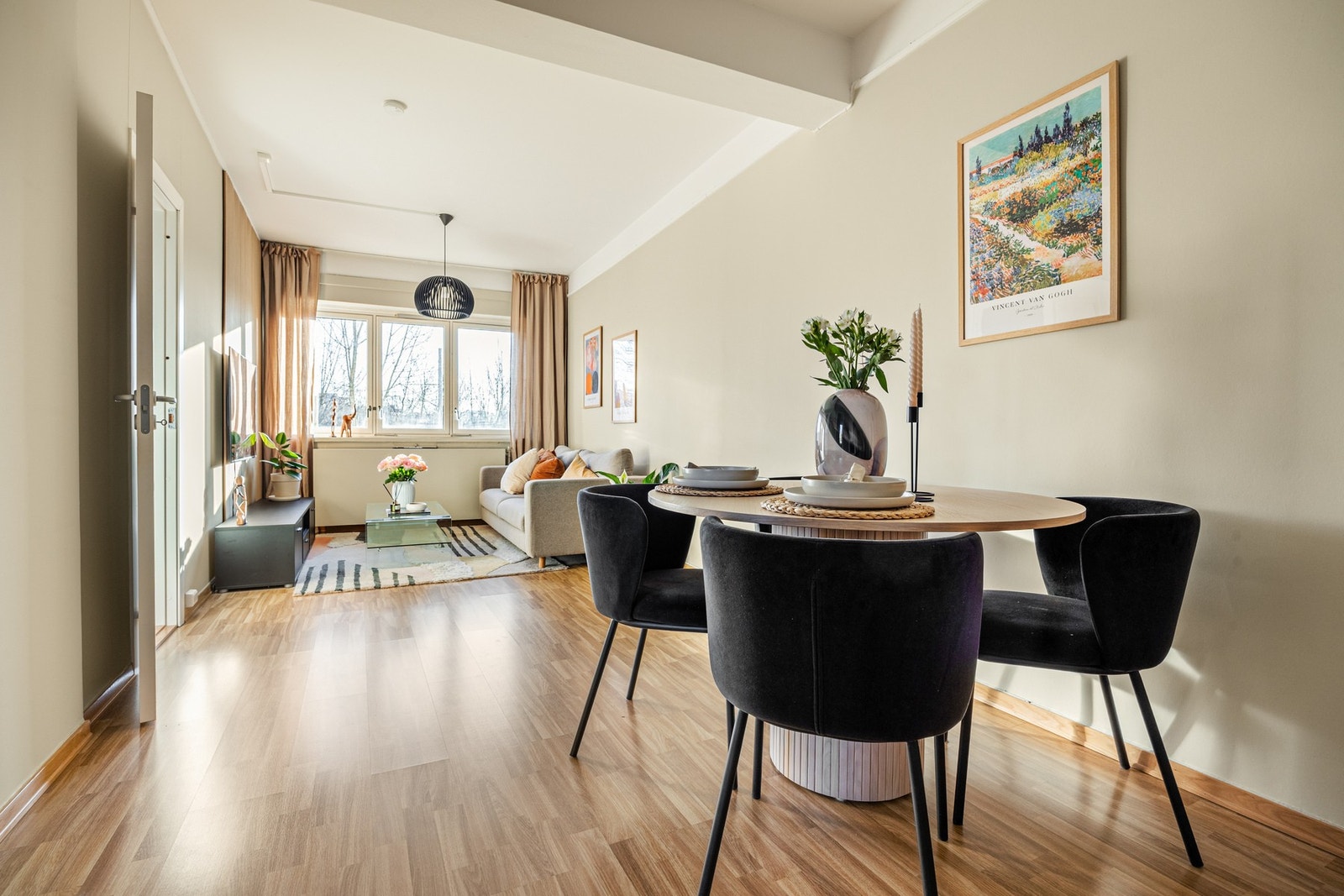 Spiseplassen har en naturlig sone i stuen hvor måltider enkelt kan nytes i rolige og innbydende omgivelser. Galleribilde