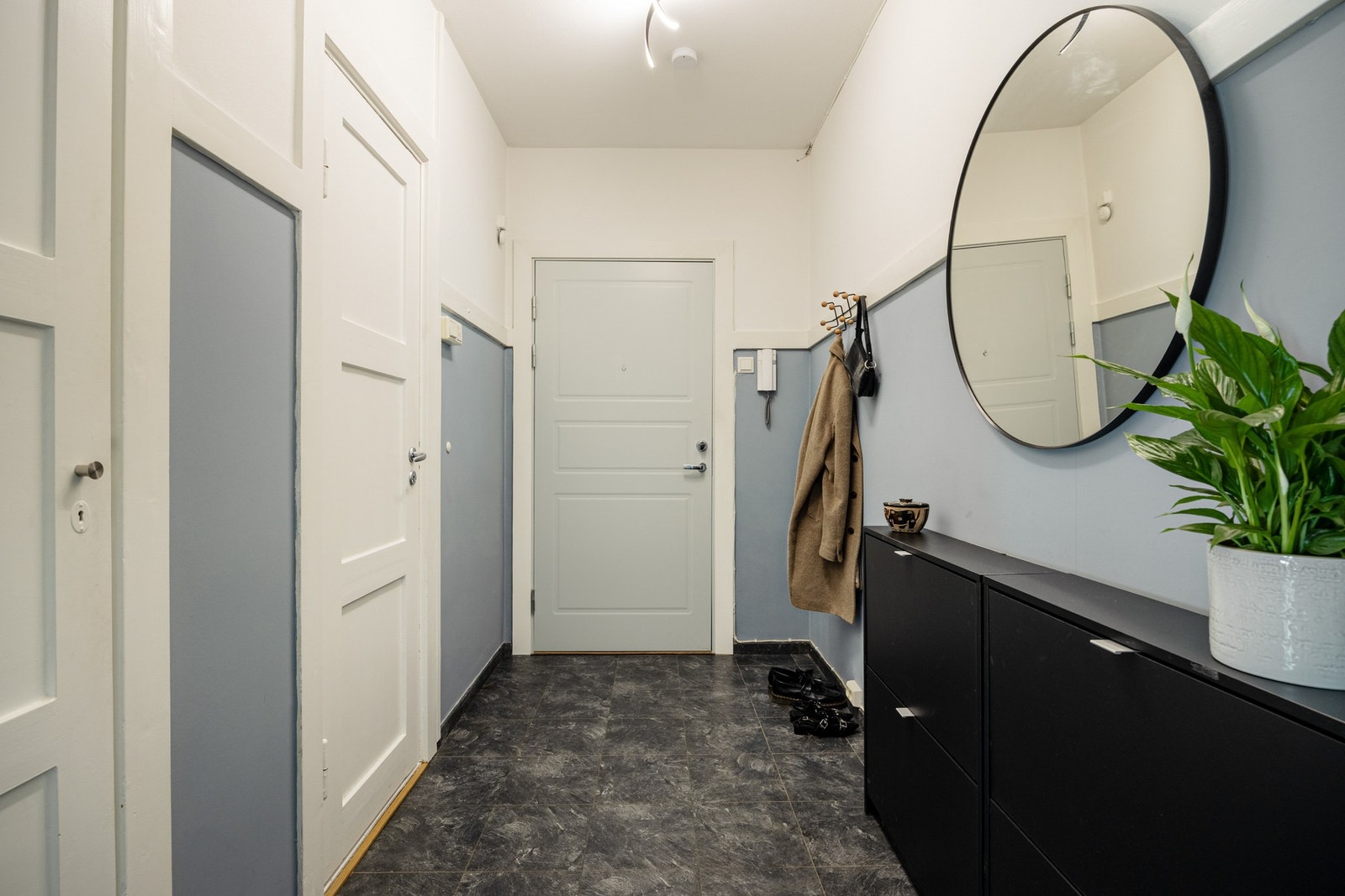 Lys og romslig entré med plass til å henge fra seg yttertøy. Galleribilde