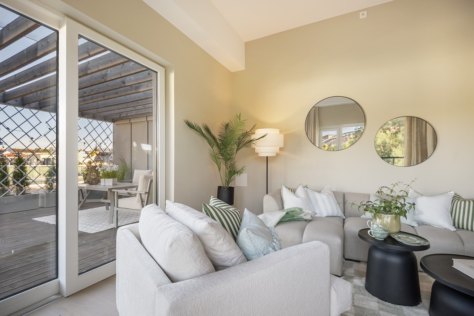 Fra stuen er det praktisk skyvedør ut til den flotte takterrassen som strekker seg rundt. Galleribilde