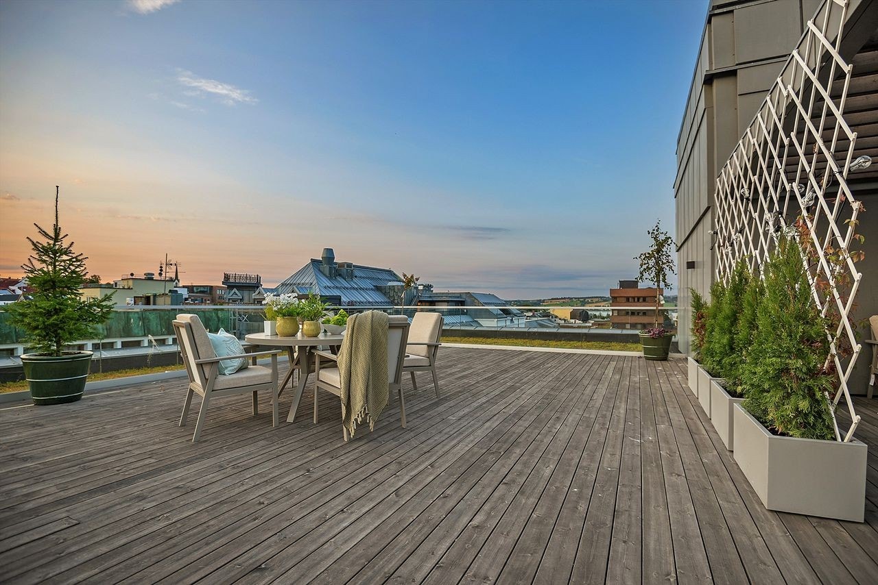 Her er det mange muligheter til å anlegge ulike soner for sol- og sittegrupper. Det er anlagt sedumtak utenfor gelender som gir en hyggelig avslutning på yttertaket. Her kan man også glimte Mjøsa mot Mengshol nordøst. Galleribilde