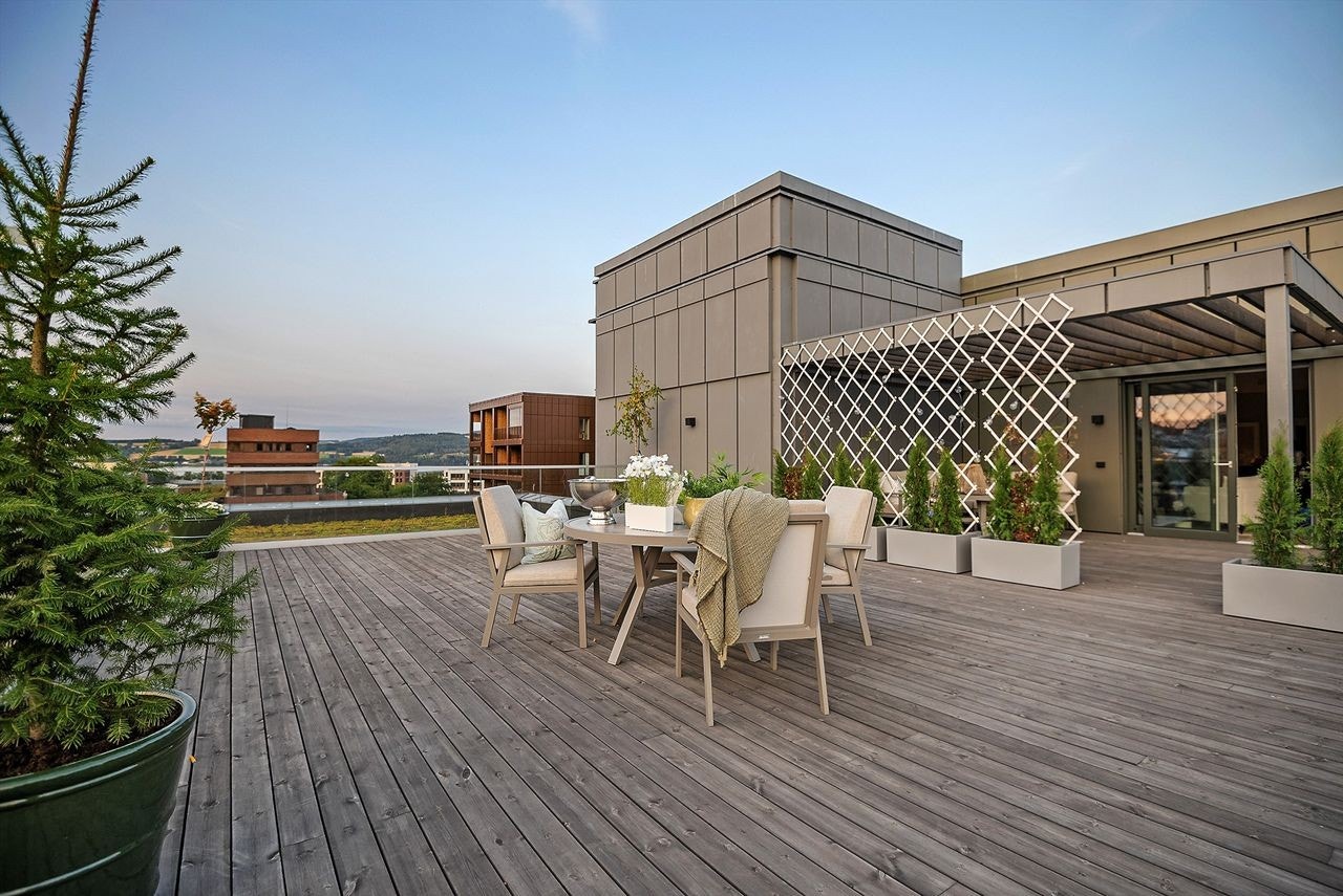 På "byens" tak har man sol hele dagen, her med utsikt mot øst. Galleribilde