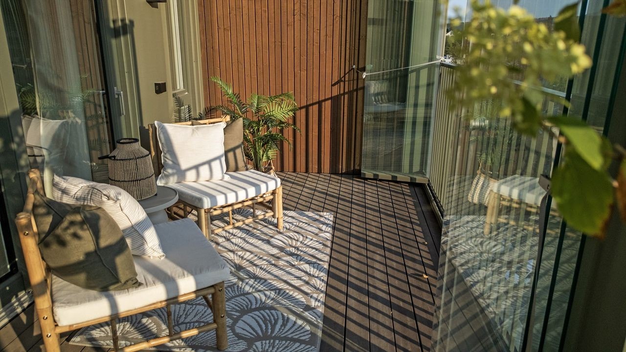 Innglasset del av balkongen forlenger sesongen både vår og høst. Galleribilde