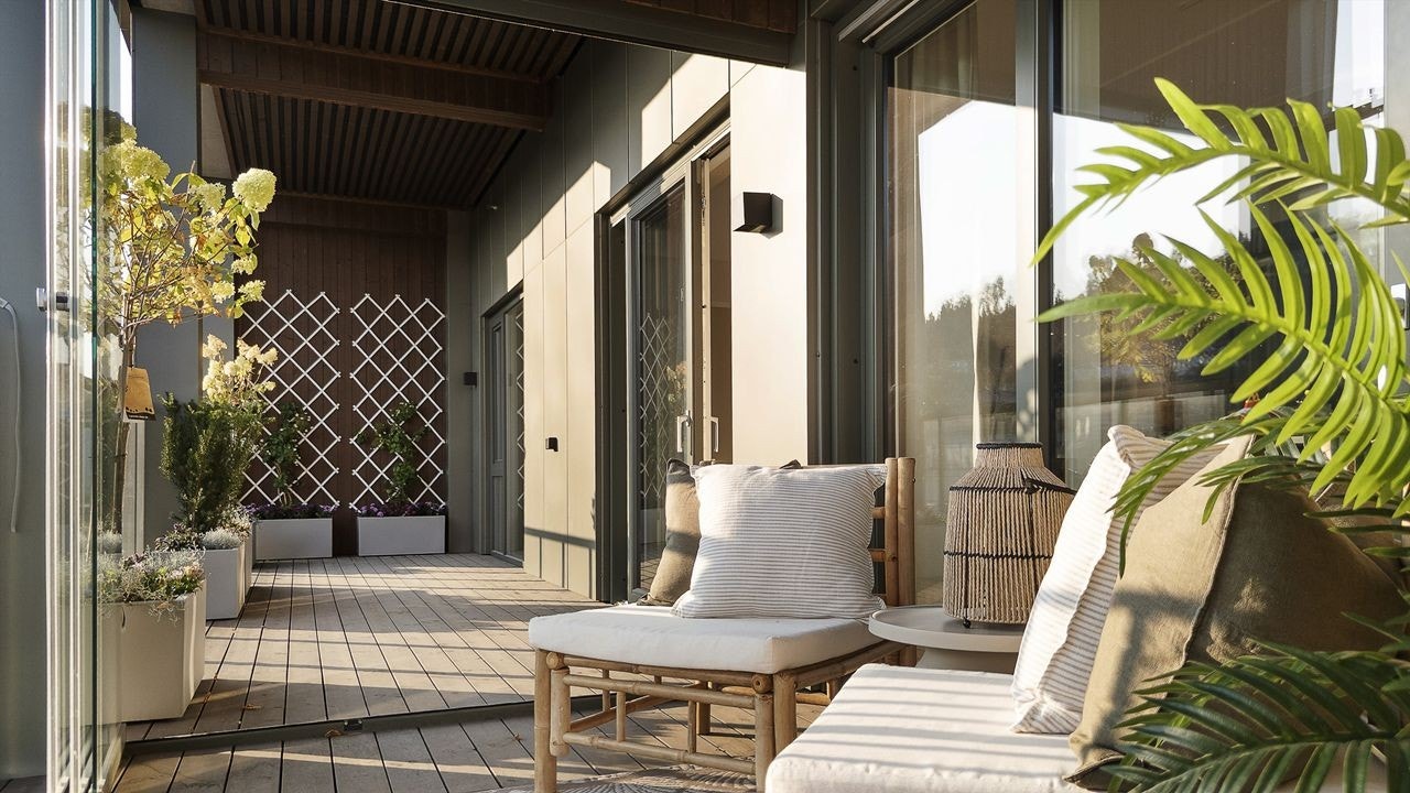 Utenfor stue/kjøkken er det to utganger til en overbygd balkong på nesten 30 kvm hvor ca 9 kvm er innglasset. Galleribilde