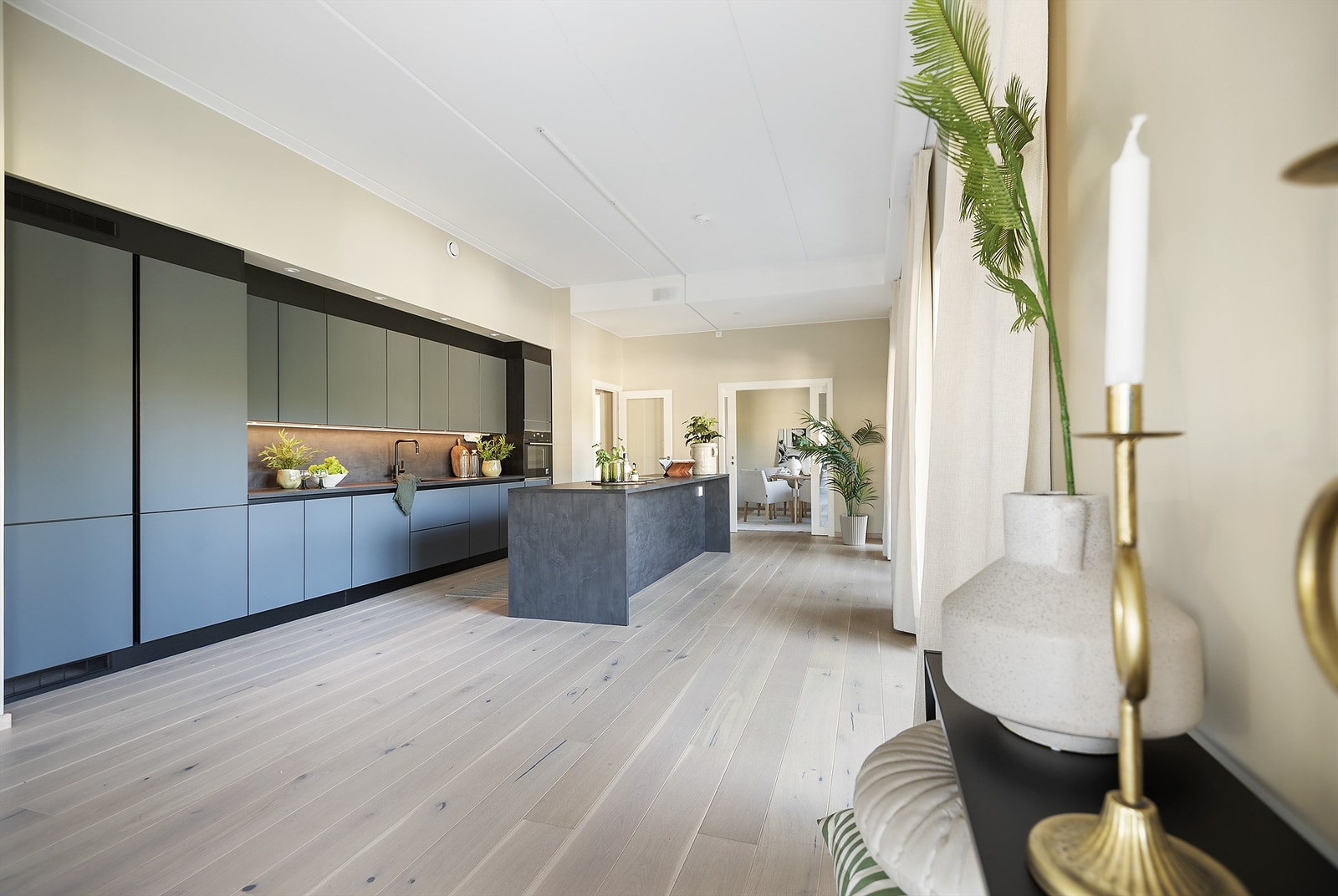 Innholdsrikt kjøkken med lekker kjøkkenøy. Ønsker man heller å sette inn en stor spisestue, kan kjøkkenøyen fjernes. Galleribilde