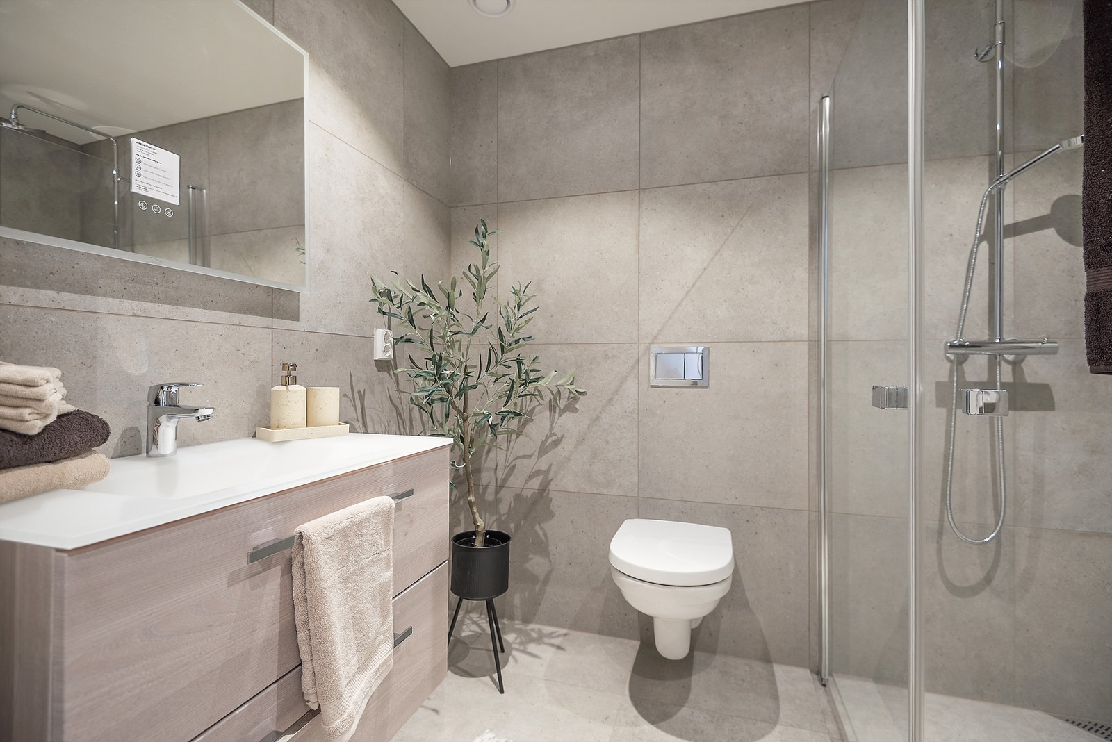 Delikat gjestebad med pen moderne innredning. Galleribilde