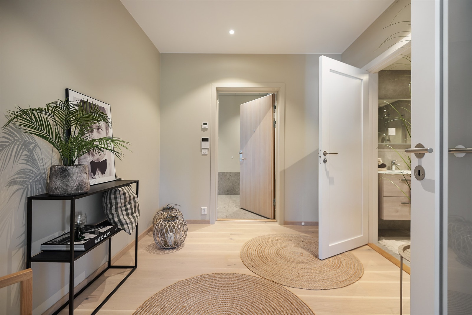 Fra den romslige entréen er det direkte adkomst til delikat gjestebad. Galleribilde