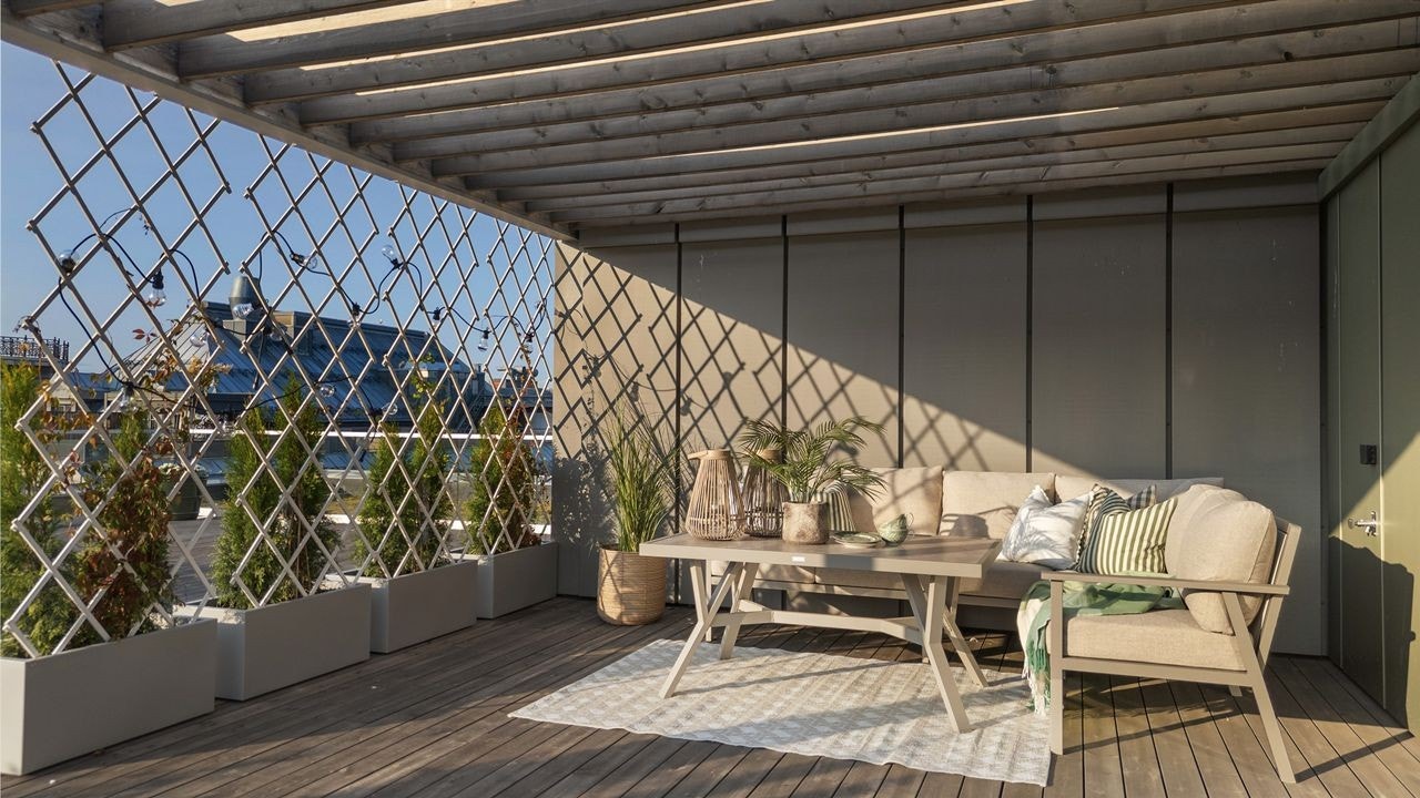 Utenfor stue er det en flott pergola. Her er det utekran til blomstervanning og strøm. Galleribilde