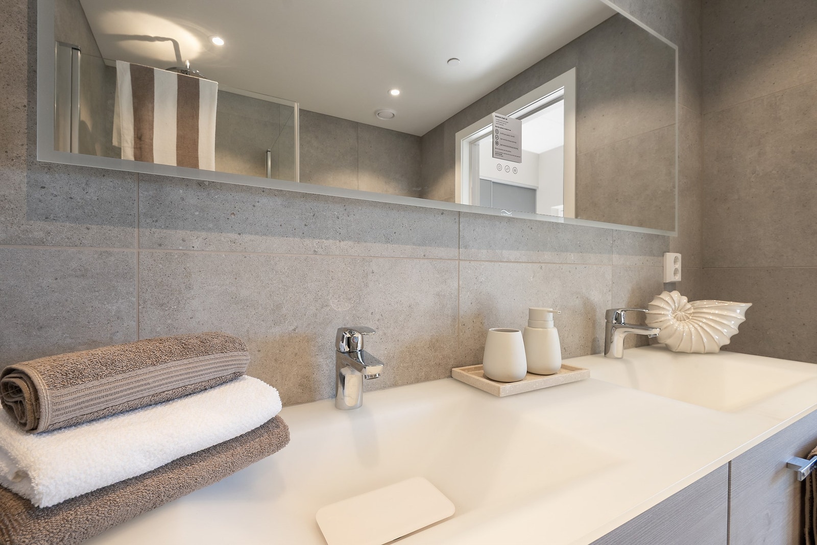 Meget delikat flislagt baderom. Galleribilde