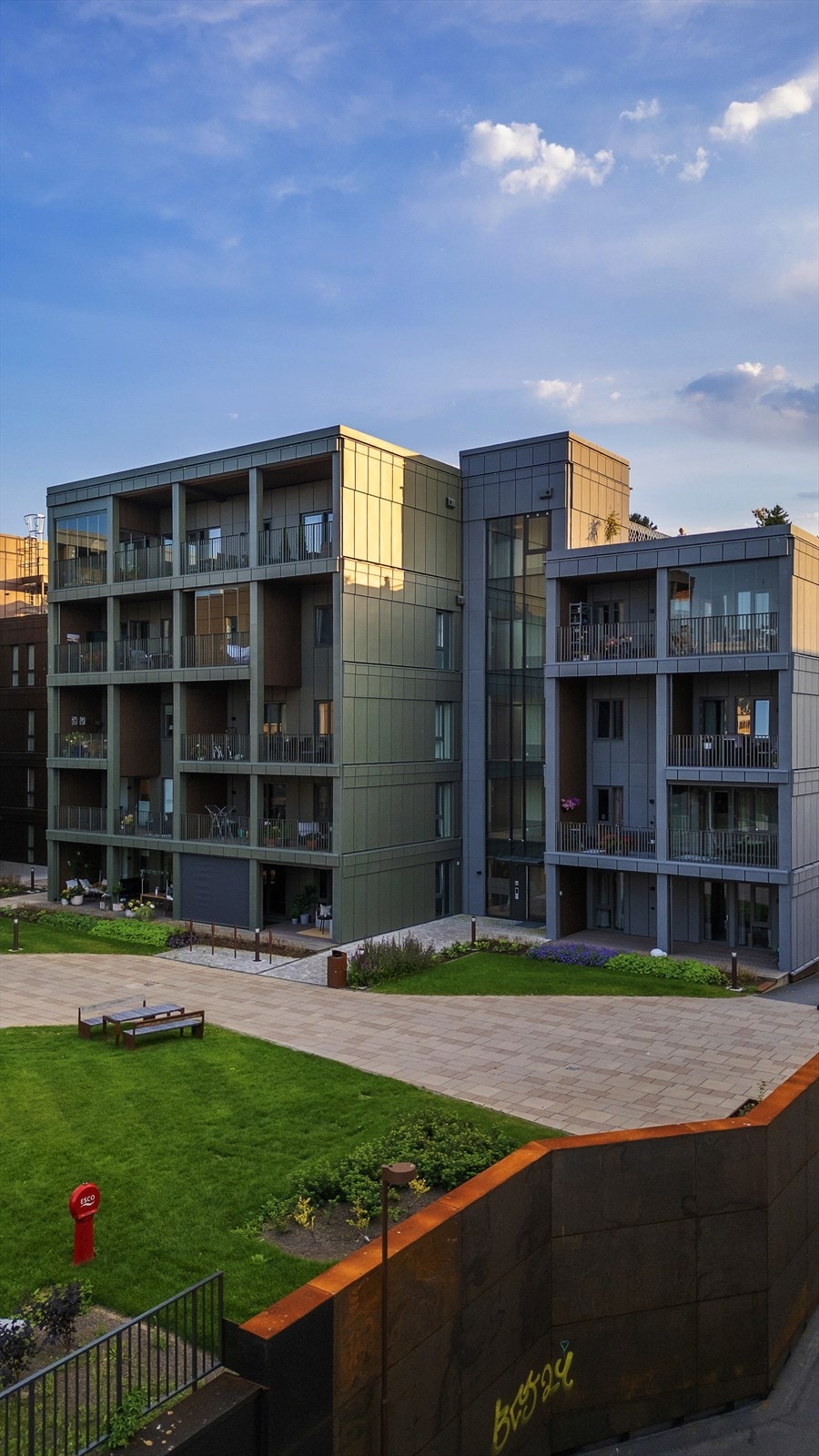 Farverikvartalet hus B, inngangspartiet fra den flotte bakhagen. Garasjeinnkjøring fra Brenneribakken med heis/trapp opp. Galleribilde