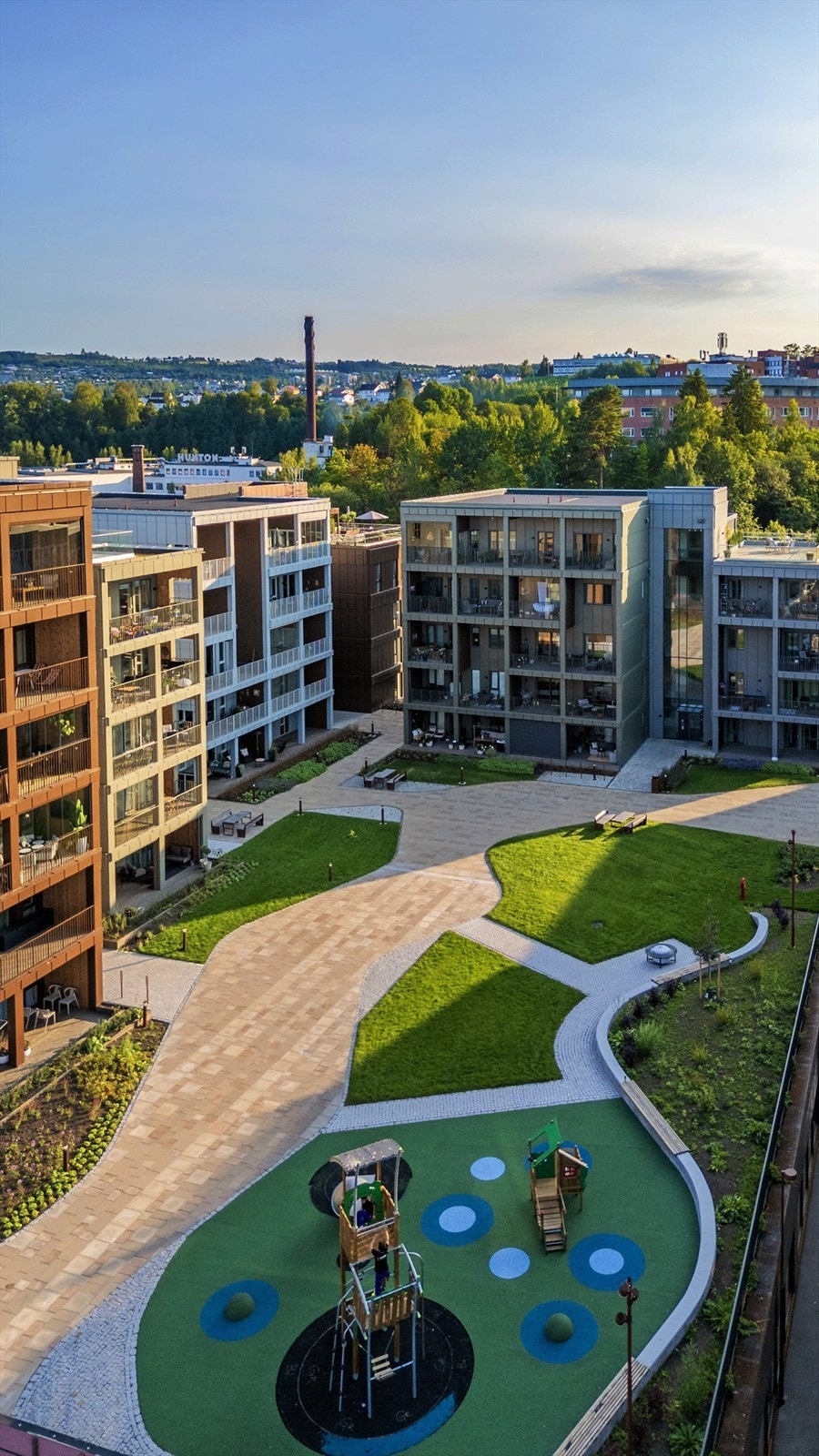 Flott fellesareal - alle leilighetene har adkomst fra den bilfrie bakhagen. Felles garasjeanlegg med innkjøring fra Brenneribakken, heis/trapp direkte til de ulike husene. Galleribilde