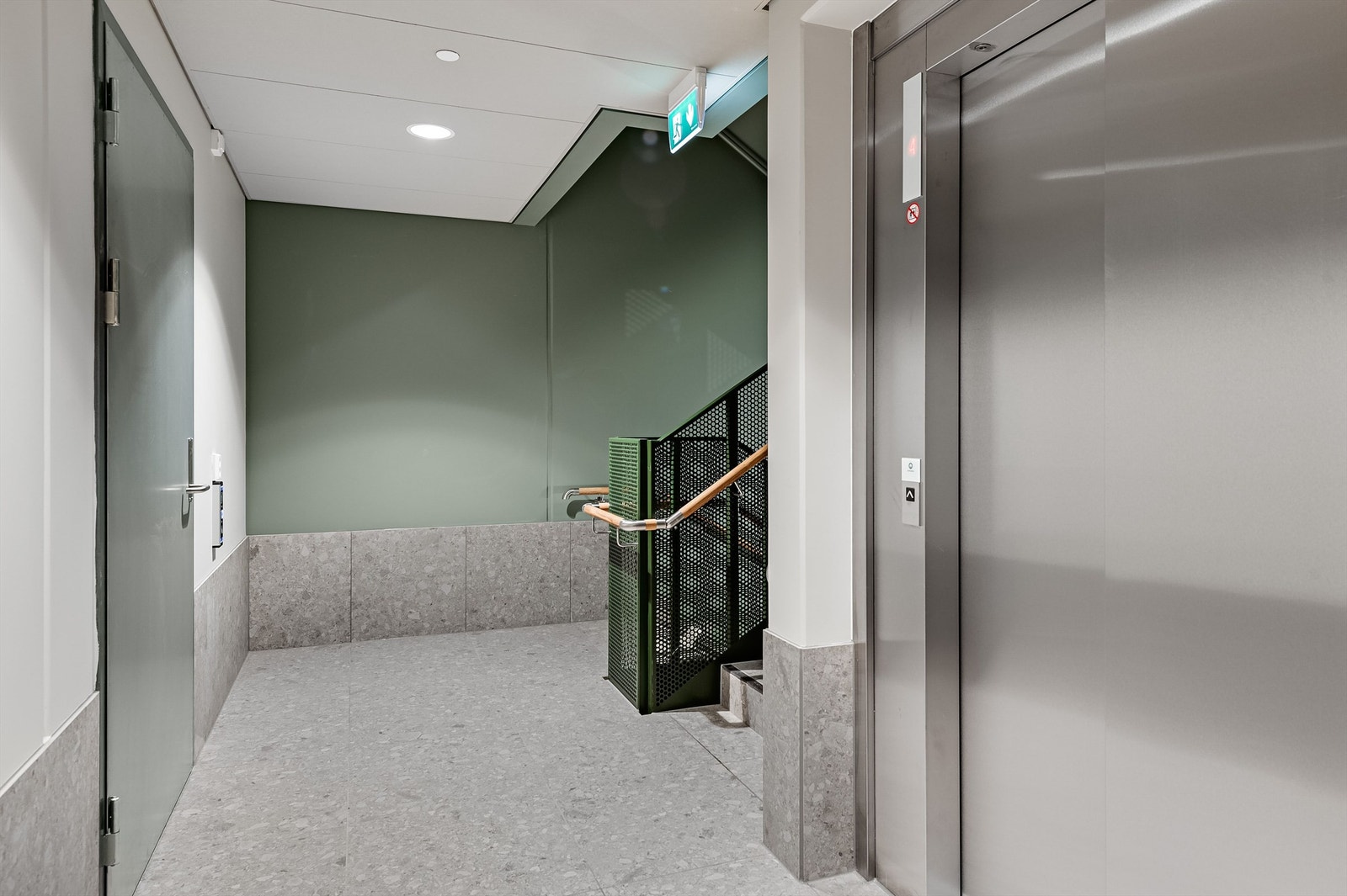 Fellesarealer heis/trapperom med fliser på gulv. Galleribilde