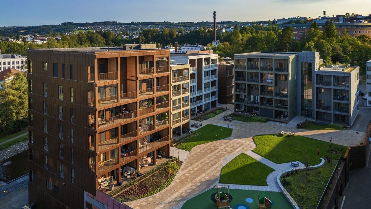 Farverikvartalet har en fantastisk beliggenhet i Gjøvik sentrum med Hunnselva og Gjøvik gård som nærmeste naboer. Her vil det anlegges trapp ned til promenaden med elva og gangbro til Storgata når siste byggetrinn ferdigstilles. Galleribilde