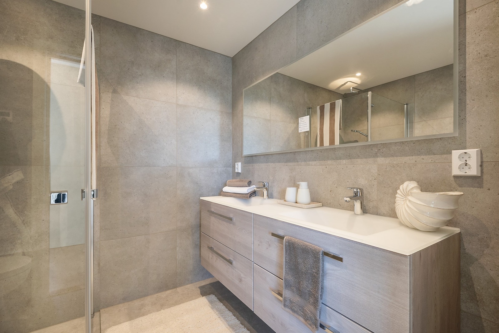 Lekker innredning med bl.a. dobbel servant og speil med integrert lys i tillegg til downlights. Galleribilde