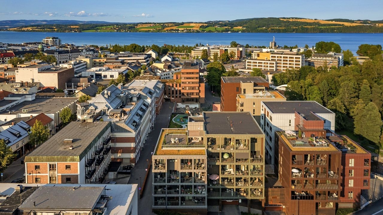 Toppleiligheten ligger i bygget rett frem med takterrasse til venstre og en større balkong mot sørvest på siden. Galleribilde