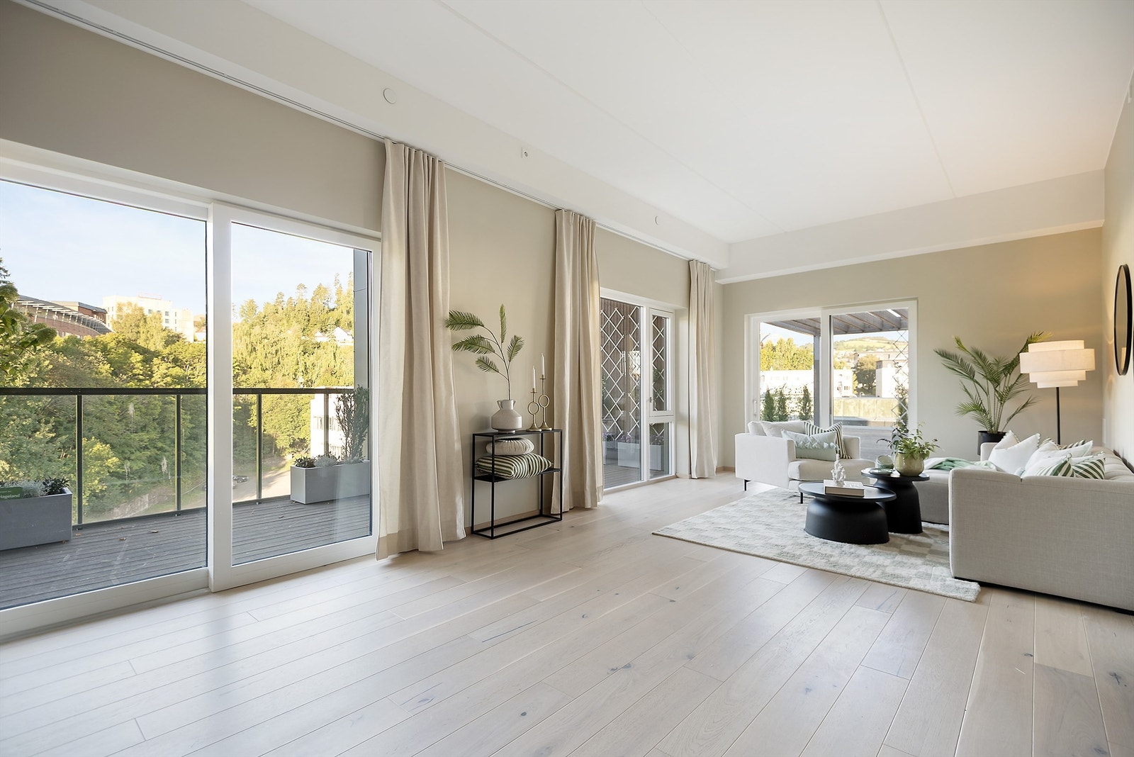 Store vindusfalter med god innfall av dagslys og med flere utegang til både balkong med innglasset del og ut på den unike takterrassen med pergola. Galleribilde