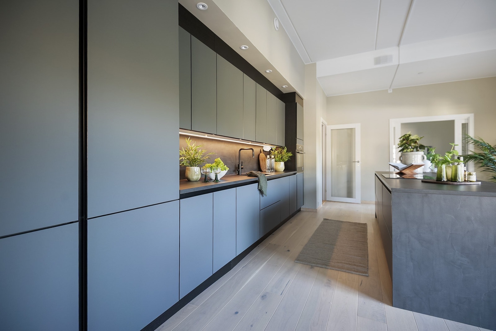 Kjøkken med integrerte hvitevarer. Galleribilde